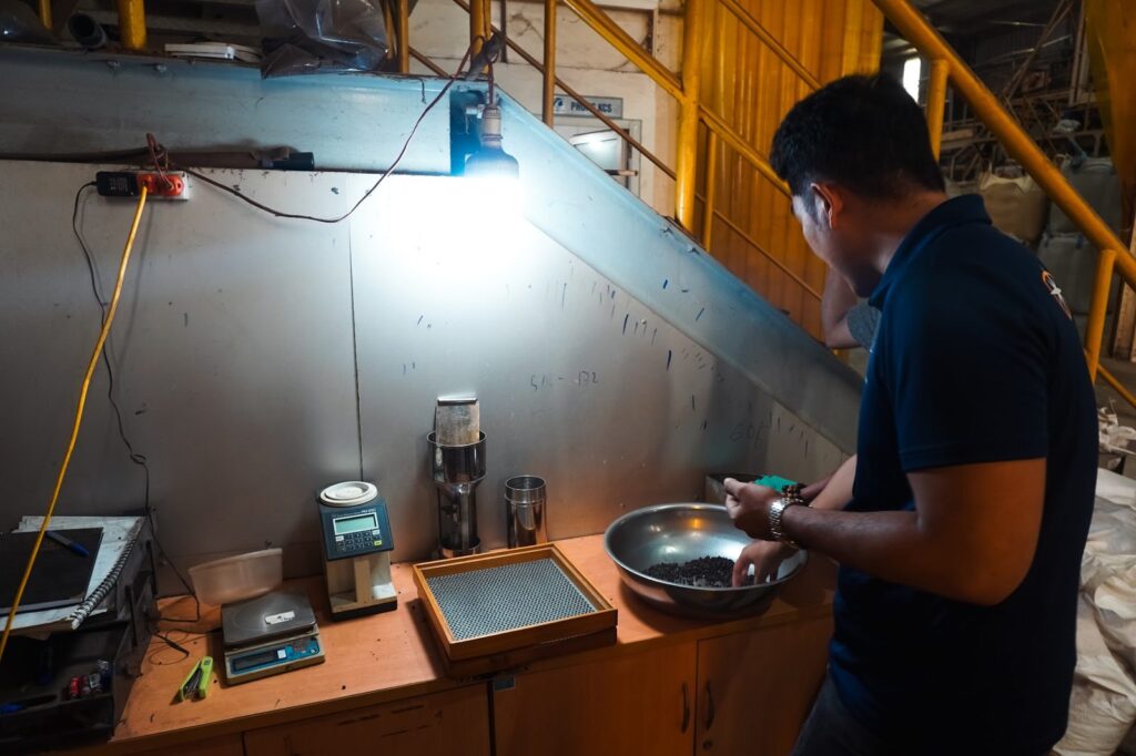 Checking moisture and weight of a black pepper sample